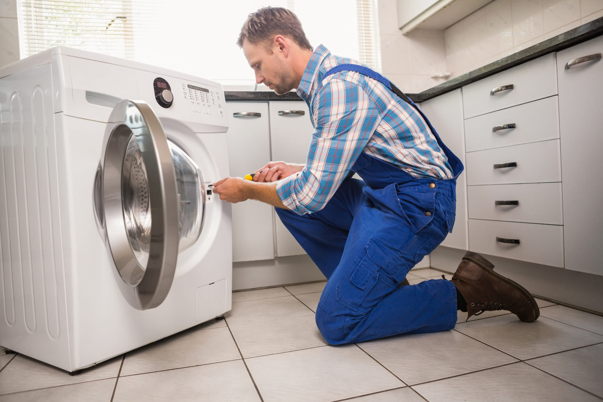 handyman-fixing-washing-machine-1